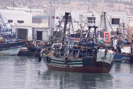 Image du Maroc Professionnelle de  Un bateau de pêche entre au port d'Agadir, ville située au sud du Maroc, Vendredi 23 Août 2002. (Photo / Abdeljalil Bounhar)

 